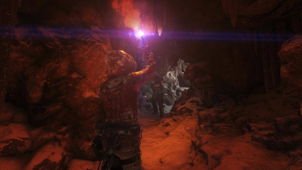 Im Dunkeln nutzt Lara automatisch ein Knicklicht oder entzündet eine Leuchtfackel.